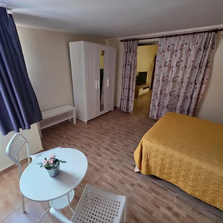 La 4 Apartment *